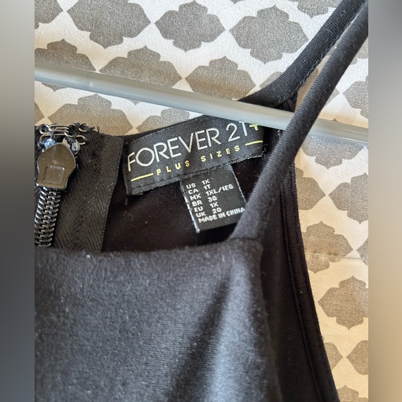 FOREVER 21 PLUS SIZE BLACK ROMPER WITH CUTOUT CHEST & ZIP CLOSURE BACK. SIZE 1X - Picture 4 of 5